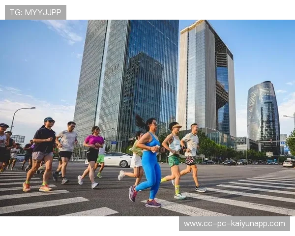 城市夜跑活动吸引大量市民参与，健康氛围蔓延，夜跑人群